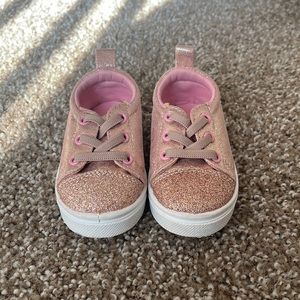 Sparkle pink oomphies: Size 5c ( Gently used)
